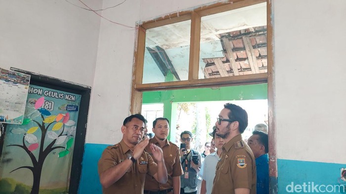 Bupati Bandung Barat, Jeje Ritchie Ismail cek SMPN 2 Ngamprah yang bangunannya memprihatinkan