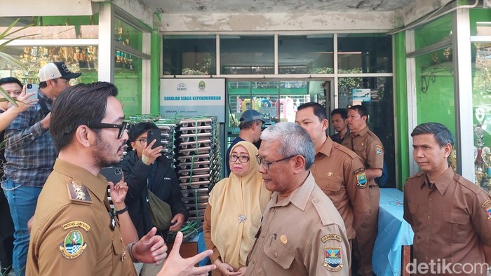 Bupati Bandung Barat, Jeje Ritchie Ismail saat semprot Kepala SMPN 2 Ngamprah gegara kerusakan diabaikan