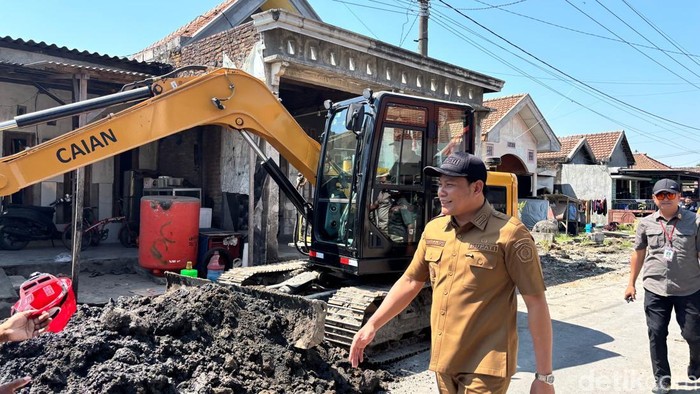 Bupati Sidoarjo Subandi saat meninjau perbaikan jalan Tambak Cemandi