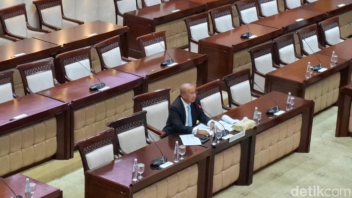 Komisi XI DPR RI menggelar uji kemampuan dan kepatutan (fit and proper test) calon tunggal Kepala Eksekutif Pengawas Bursa Mineral dan Komoditas Strategis (BMKS) Sarjito siang ini. Dalam kesempatan tersebut, Sarjito membeberkan tantangan industri min