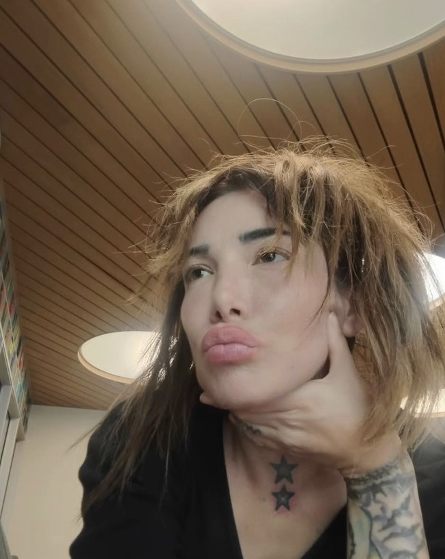 Bagi penggemar yang mengenalnya dari penampilan glamor di televisi, kabar tersebut tentu terasa mengejutkan. Dari menjadi bintang reality show hingga mencari pekerjaan di restoran cepat saji, perubahan kehidupan drastis Daisy membuat miris sejumlah netizen.  Foto: dok. Instagram