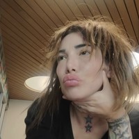 Bagi penggemar yang mengenalnya dari penampilan glamor di televisi, kabar tersebut tentu terasa mengejutkan. Dari menjadi bintang reality show hingga mencari pekerjaan di restoran cepat saji, perubahan kehidupan drastis Daisy membuat miris sejumlah netizen.  Foto: dok. Instagram