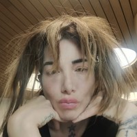 Daisy de la Hoya mulai dikenal luas setelah tampil di Rock of Love with Bret Michaels musim kedua pada 2008. Kepribadiannya yang blak-blakan dan berbagai drama di acara tersebut membuatnya menjadi salah satu peserta yang paling diingat penonton. Daisy bahkan berhasil bertahan hingga dua besar dalam acara yang memperlihatkan para wanita bersaing mendapatkan hati rocker Bret Michaels. Foto: dok. Instagram