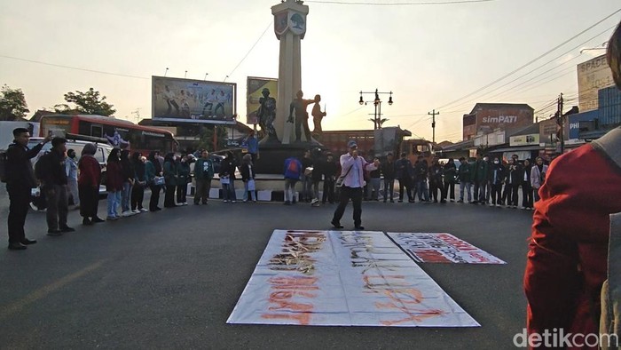 BEM Soloraya gelar aksi di Tugu Kartasura, Sukoharjo, Senin (24/8/2026).