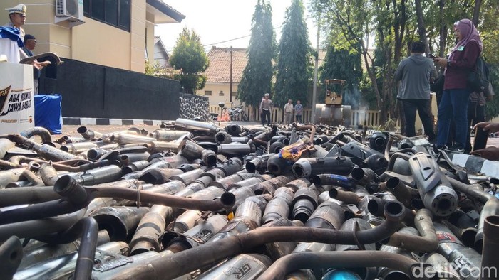 Deretan knalpot brong hasil razia yang akan dijadikan monumen Maung.