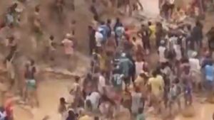 Video: Detik-detik Tambang Emas Runtuh di Afrika, Ratusan Orang tewas!