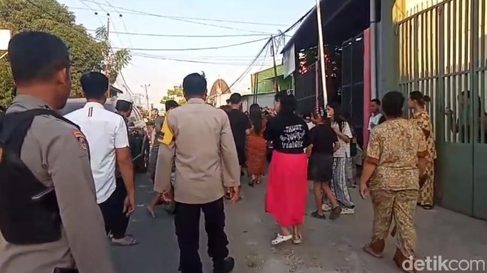 Dua kelompok warga terlibat tawuran di Makassar, menggunakan batu.