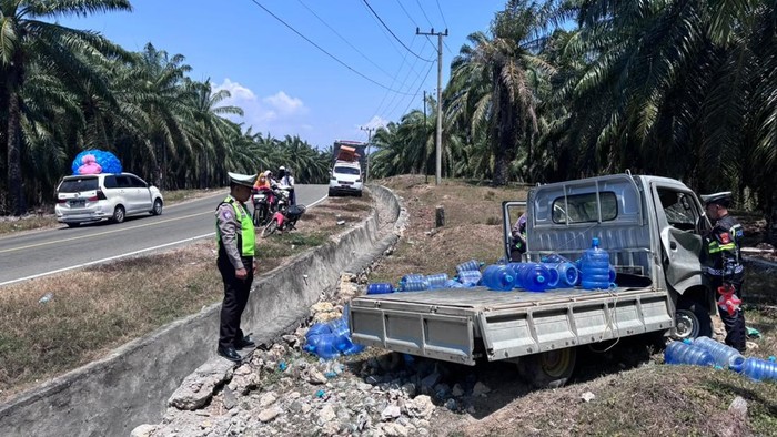 Dua pria berboncengan motor terlibat tabrakan dengan mobil pikap di Jalan Trans Sulawesi, Kabupaten Mamuju Tengah, Sulawesi Barat (Sulbar).