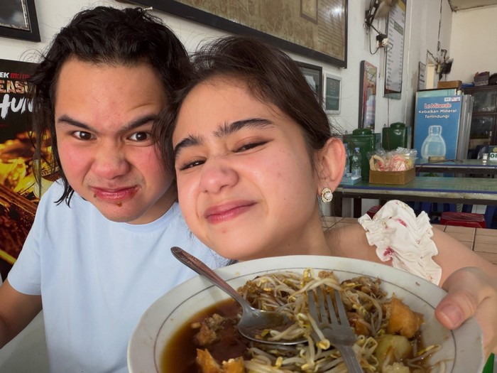Romantis! Dul Jaelani dan Tissa Biani Kulineran dari Rawon hingga Ngopi