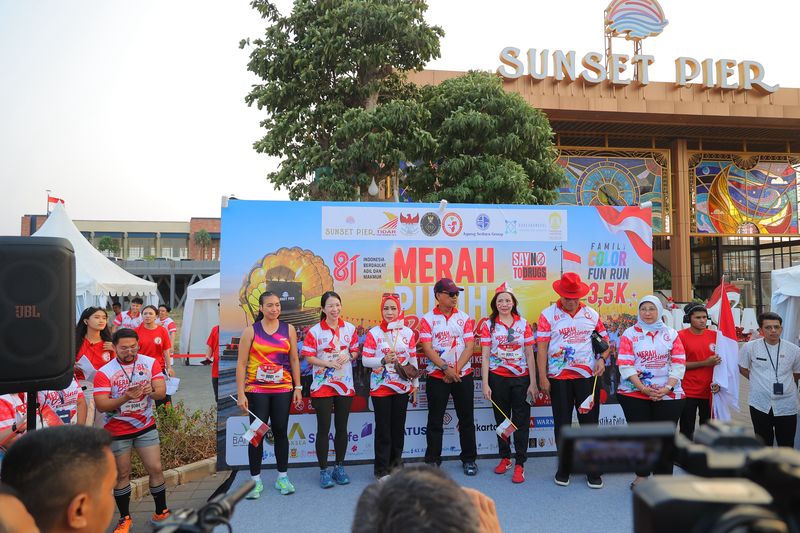 Family Color Fun Run Merah Putih Bersinar. Family Color Fun Run Merah Putih Bersinar.