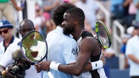 Arthur Fils (FRA) memeluk Frances Tiafoe (USA) setelah pertandingan mereka dalam final Cincinnati Open di Lindner Family Tennis Center. REUTERS/Aaron Doster  