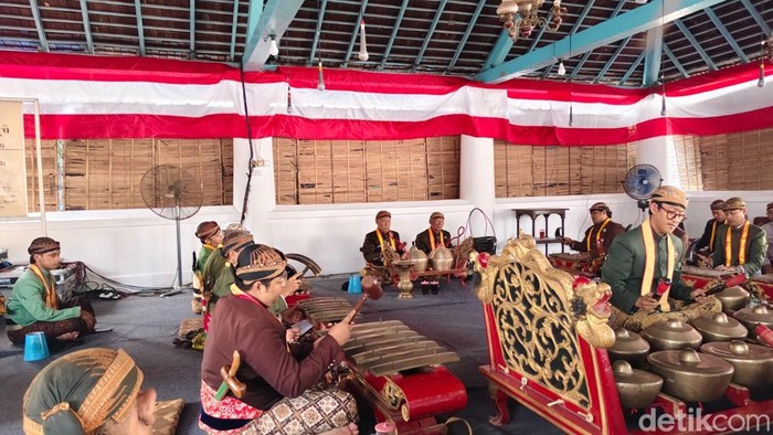 Gamelan Kyai Guntur Sari Keraton Solo ditabuh di Kompleks Masjid Agung, Senin (24/8/2026).