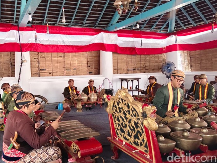 Gamelan Kyai Guntur Sari Keraton Solo ditabuh di Kompleks Masjid Agung, Senin (24/8/2026).
