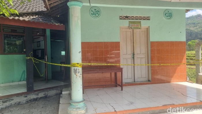 Garis polisi masih terpasang di ruang dapur Madrasah Ibtidaiyah (MI) Yappi Natah, Nglipar, Gunungkidul, yang dibakar, Senin (24/8/2026).