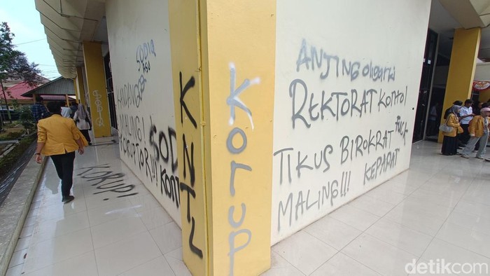 Penampakan Gedung Rektorat Unsoed Purwokerto menjadi sasaran aksi vandalisme, Senin (24/8/2026).