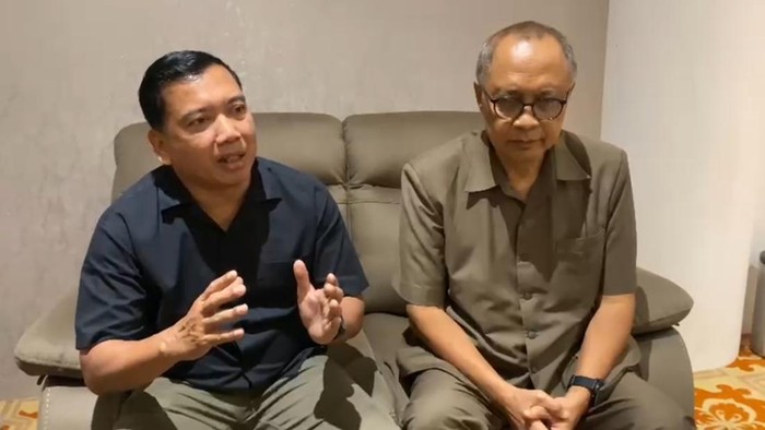 Wakil Ketua Bidang Hukum DPC Gerindra Banyumas, Junianto (kiri) dan Ketua DPC Partai Gerindra Banyumas, Budiyono