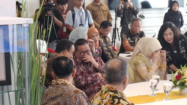 Gubernur DKI Jakarta Pramono Anung mengajak mantan Gubernur DKI Jakarta Anies Baswedan untuk menyaksikan pertandingan Persija Jakarta di JIS. (Belia/detikcom)
