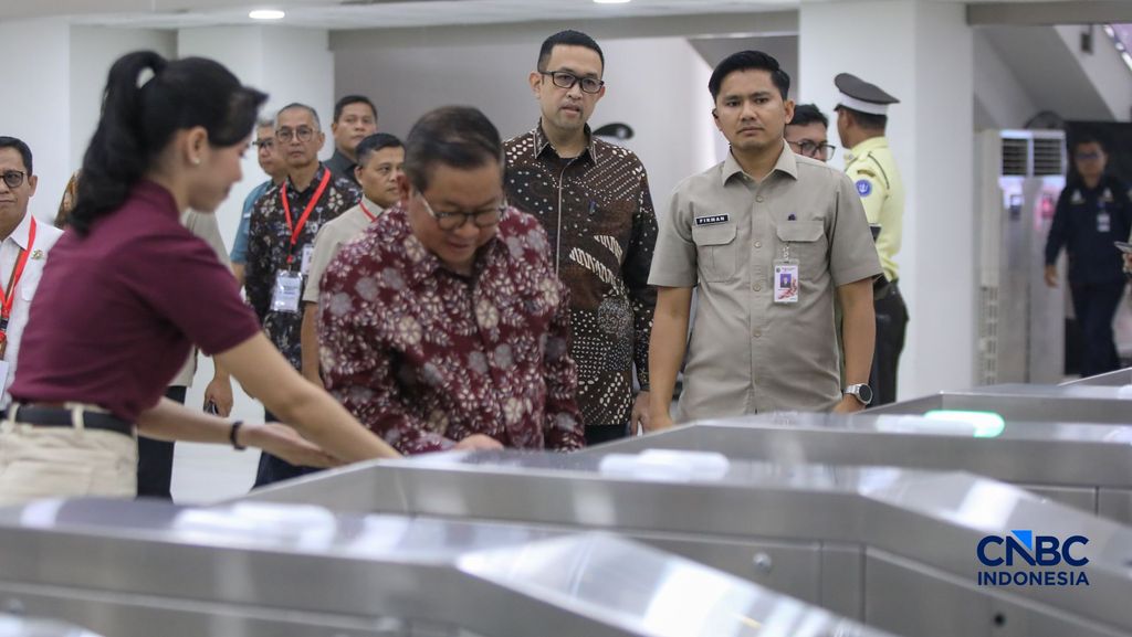 Gubernur DKI Jakarta Pramono Anung saat meninjau Stasiun LRT Jakarta Manggarai, di Jakarta Senin (24/8/2026). (CNBC Indonesia/Faisal Rahman)