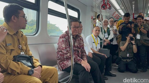Gubernur Jakarta Pramono Anung menjajal LRT Jakarta fase Velodrome-Manggarai nan telah rampung 100%. Presiden Prabowo bakal meresmikan LRT Jakarta ini (Belia/detikcom)
