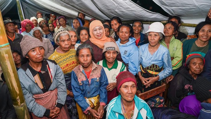 Gubernur Jatim Khofifah mengunjungi lansia korban terdampak gempa di Manggarai, NTT
