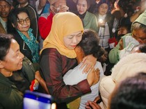 Khofifah Serahkan Langsung Bantuan Logistik 65,7 Ton untuk Korban Gempa NTT