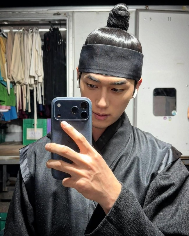 Kasus ini mencuat di tengah popularitas Hong Min Gi sebagai bintang drama Korea Doctor On The Edge. Aktor 24 tahun ini juga mencuri perhatian fans di drama Korea Crushology 101 dan To My Beloved Thief. Foto: dok. Instagram @minggi._.jeok