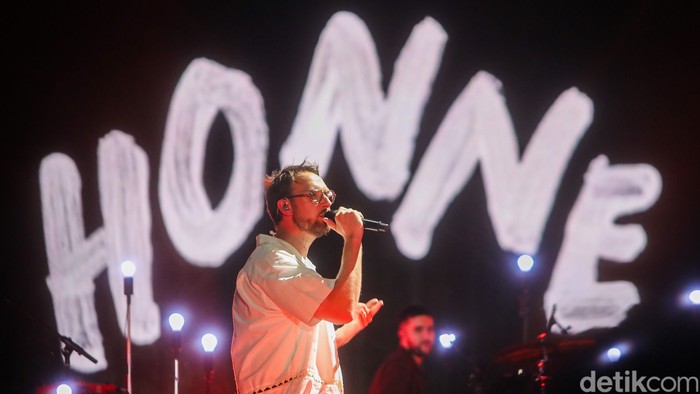 Satu dekade perjalanan musik HONNE terasa istimewa saat duo asal Inggris tersebut tampil di LaLaLa Festival 2026 di JIEXPO Kemayoran, Jakarta, Minggu (23/8/2026).

Andy Clutterbuck dan James Hatcher kembali menyapa penggemar Indonesia dalam festival musik tersebut setelah terakhir kali tampil di LaLaLa Festival pada 2019.