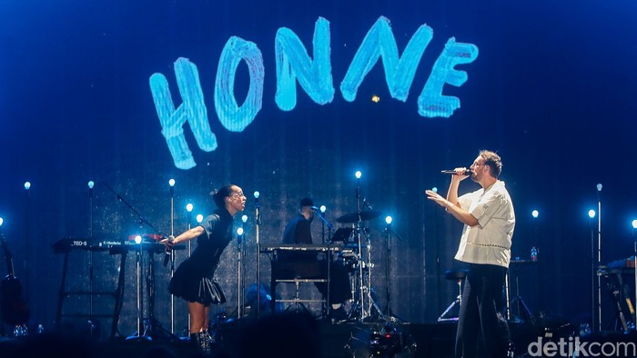 Satu dekade perjalanan musik HONNE terasa istimewa saat duo asal Inggris tersebut tampil di LaLaLa Festival 2026 di JIEXPO Kemayoran, Jakarta, Minggu (23/8/2026).

Andy Clutterbuck dan James Hatcher kembali menyapa penggemar Indonesia dalam festival musik tersebut setelah terakhir kali tampil di LaLaLa Festival pada 2019.