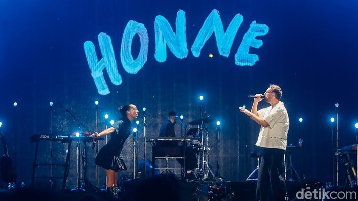 Satu dekade perjalanan musik HONNE terasa istimewa saat duo asal Inggris tersebut tampil di LaLaLa Festival 2026 di JIEXPO Kemayoran, Jakarta, Minggu (23/8/2026).

Andy Clutterbuck dan James Hatcher kembali menyapa penggemar Indonesia dalam festival musik tersebut setelah terakhir kali tampil di LaLaLa Festival pada 2019.