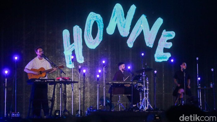 Satu dekade perjalanan musik HONNE terasa istimewa saat duo asal Inggris tersebut tampil di LaLaLa Festival 2026 di JIEXPO Kemayoran, Jakarta, Minggu (23/8/2026).

Andy Clutterbuck dan James Hatcher kembali menyapa penggemar Indonesia dalam festival musik tersebut setelah terakhir kali tampil di LaLaLa Festival pada 2019.