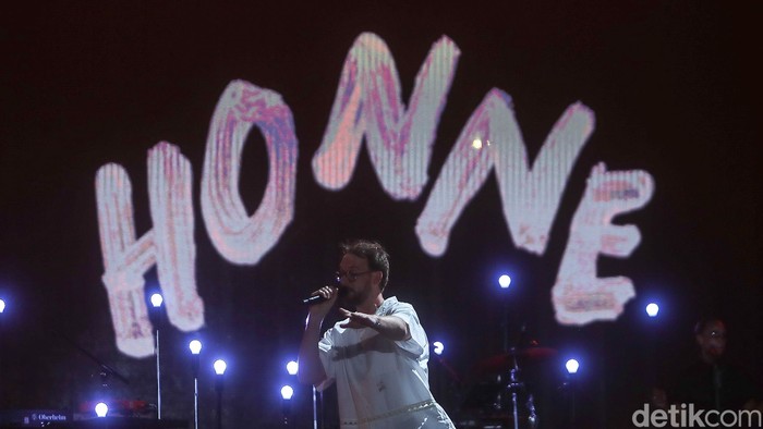 Satu dekade perjalanan musik HONNE terasa istimewa saat duo asal Inggris tersebut tampil di LaLaLa Festival 2026 di JIEXPO Kemayoran, Jakarta, Minggu (23/8/2026).

Andy Clutterbuck dan James Hatcher kembali menyapa penggemar Indonesia dalam festival musik tersebut setelah terakhir kali tampil di LaLaLa Festival pada 2019.