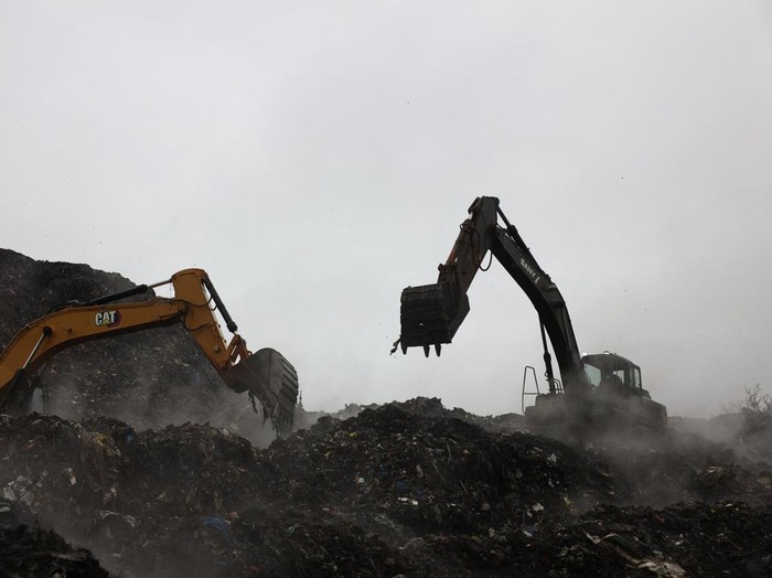 Rescue workers search through debris at a landfill after a landslide caused by heavy overnight rains killed people, in the Dar es Salam area in Conakry, Guinea, August 23, 2026. REUTERS/Souleymane Camara