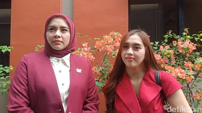 Icel dan pengacaranya saat ditemui di kawasan Trans TV, Jakarta Selatan.