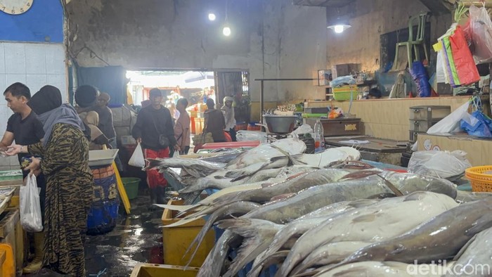 Ikan di Pasar Pabean Surabaya yang harganya naik disebut karena cuaca ekstrem.