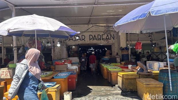 Ikan di Pasar Pabean Surabaya yang harganya naik disebut karena cuaca ekstrem.