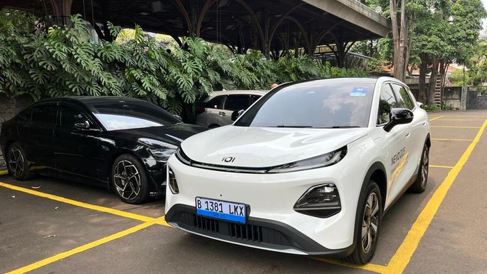 Ilustrasi mobil listrik parkir paralel