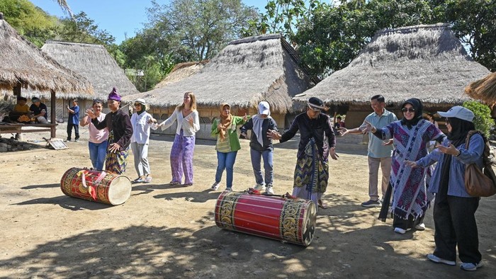 Wisatawan menyaksikan atraksi budaya Presean di Desa wisata adat Sasak Ende di Desa Sengkol, Kecamatan Pujut, Praya, Lombok Tengah, NTB, Senin (24/8/2026). Desa wisata yang dikelola oleh kelompok sadar wisata (Pokdarwis) Sasak Ende yang memanfaatkan penggabungan pemandangan arsitektur rumah tradisional Sasak dengan berbagai aktivitas budaya lokal warganya sehingga ramai dikunjungi wisatawan domestik maupun asing dari 500 orang per hari pada hari kerja (weekday) dan 800 orang per hari pada hari libur (weekend). ANTARA FOTO/Ahmad Subaidi