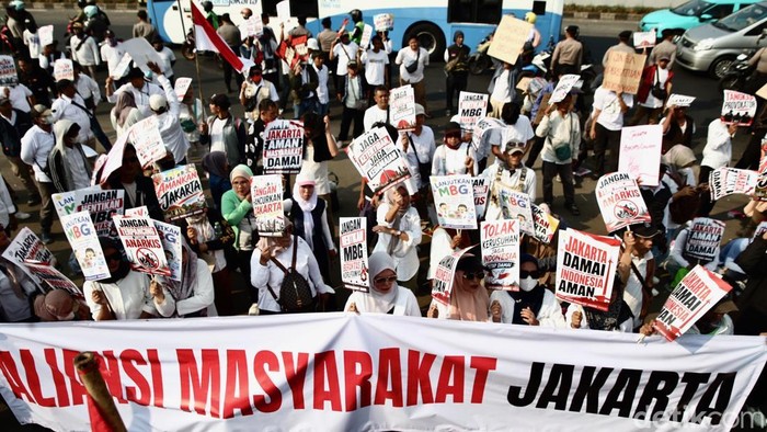Ratusan massa Aliansi Masyarakat Jakarta (AMJ) menggelar apel siaga bertema “Jakarta Damai, Indonesia Aman” di depan Gedung DPR/MPR RI, Jakarta, Senin (24/8/2026). Aksi tersebut digelar untuk menyerukan pentingnya menjaga keamanan dan ketertiban di Ibu Kota.
