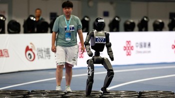 World Humanoid Robot Games 2026 mempertemukan berbagai robot humanoid untuk berkompetisi dalam sejumlah cabang olahraga. Ajang ini sekaligus menjadi panggung untuk memperlihatkan perkembangan teknologi robotika kepada publik dunia. REUTERS/Tingshu Wang