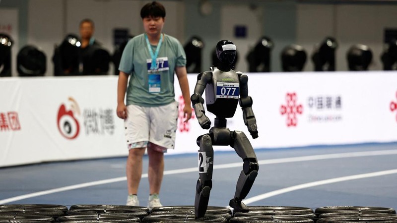 Robot humanoid unjuk kemampuan dalam ajang World Humanoid Robot Games 2026 di National Speed Skating Oval, Beijing, Tiongkok, Senin (24/8/2026). Para robot mengikuti berbagai pertandingan yang menguji kemampuan fisik dan teknologi mereka. REUTERS/Tingshu Wang