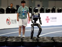 Jatuh Bangun di Lintasan, Robot Humanoid Berlaga di Beijing 2026