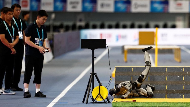 Robot humanoid unjuk kemampuan dalam ajang World Humanoid Robot Games 2026 di National Speed Skating Oval, Beijing, Tiongkok, Senin (24/8/2026). Para robot mengikuti berbagai pertandingan yang menguji kemampuan fisik dan teknologi mereka. REUTERS/Tingshu Wang