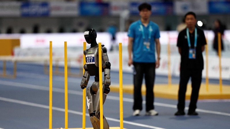 Robot humanoid unjuk kemampuan dalam ajang World Humanoid Robot Games 2026 di National Speed Skating Oval, Beijing, Tiongkok, Senin (24/8/2026). Para robot mengikuti berbagai pertandingan yang menguji kemampuan fisik dan teknologi mereka. REUTERS/Tingshu Wang
