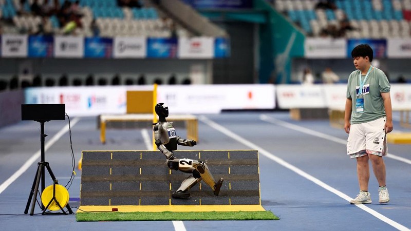 Robot humanoid unjuk kemampuan dalam ajang World Humanoid Robot Games 2026 di National Speed Skating Oval, Beijing, Tiongkok, Senin (24/8/2026). Para robot mengikuti berbagai pertandingan yang menguji kemampuan fisik dan teknologi mereka. REUTERS/Tingshu Wang