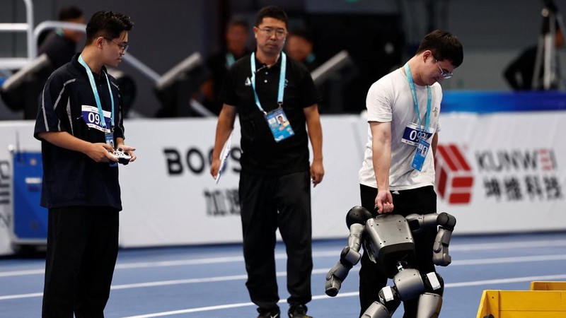 Robot humanoid unjuk kemampuan dalam ajang World Humanoid Robot Games 2026 di National Speed Skating Oval, Beijing, Tiongkok, Senin (24/8/2026). Para robot mengikuti berbagai pertandingan yang menguji kemampuan fisik dan teknologi mereka. REUTERS/Tingshu Wang