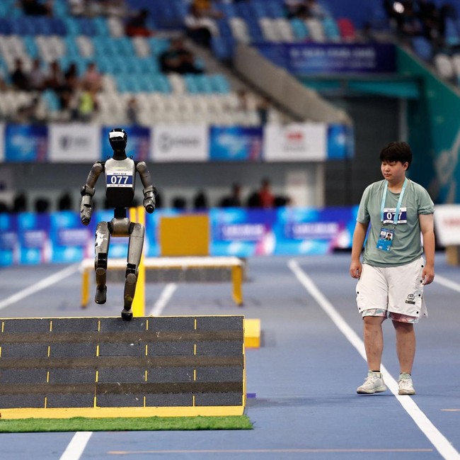Jatuh Bangun di Lintasan, Robot Humanoid Berlaga di Beijing 2026