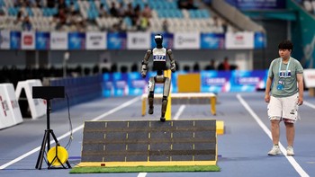 Pertandingan tersebut menunjukkan bagaimana robot humanoid kini tidak hanya dikembangkan untuk tugas industri, tetapi juga diuji dalam aktivitas yang membutuhkan koordinasi, kecepatan, dan keseimbangan. Perkembangan teknologi itu pun menghadirkan tontonan unik di Beijing. REUTERS/Tingshu Wang