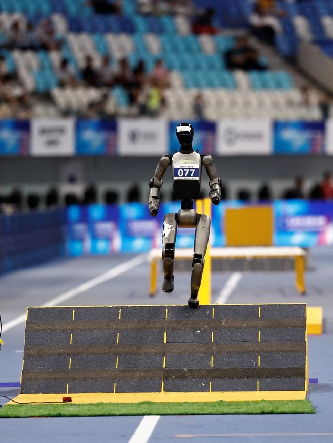 Jatuh Bangun di Lintasan, Robot Humanoid Berlaga di Beijing 2026