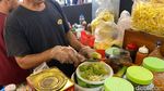 Yummy! Cicip Sate Jando dan Rujak Buni Viral di Kampoeng Tempo Doloe