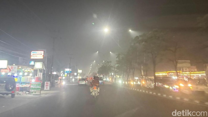 Kabut asap menyelimuti jalanan Kota Pekanbaru pada Senin (24/8/2026) malam.